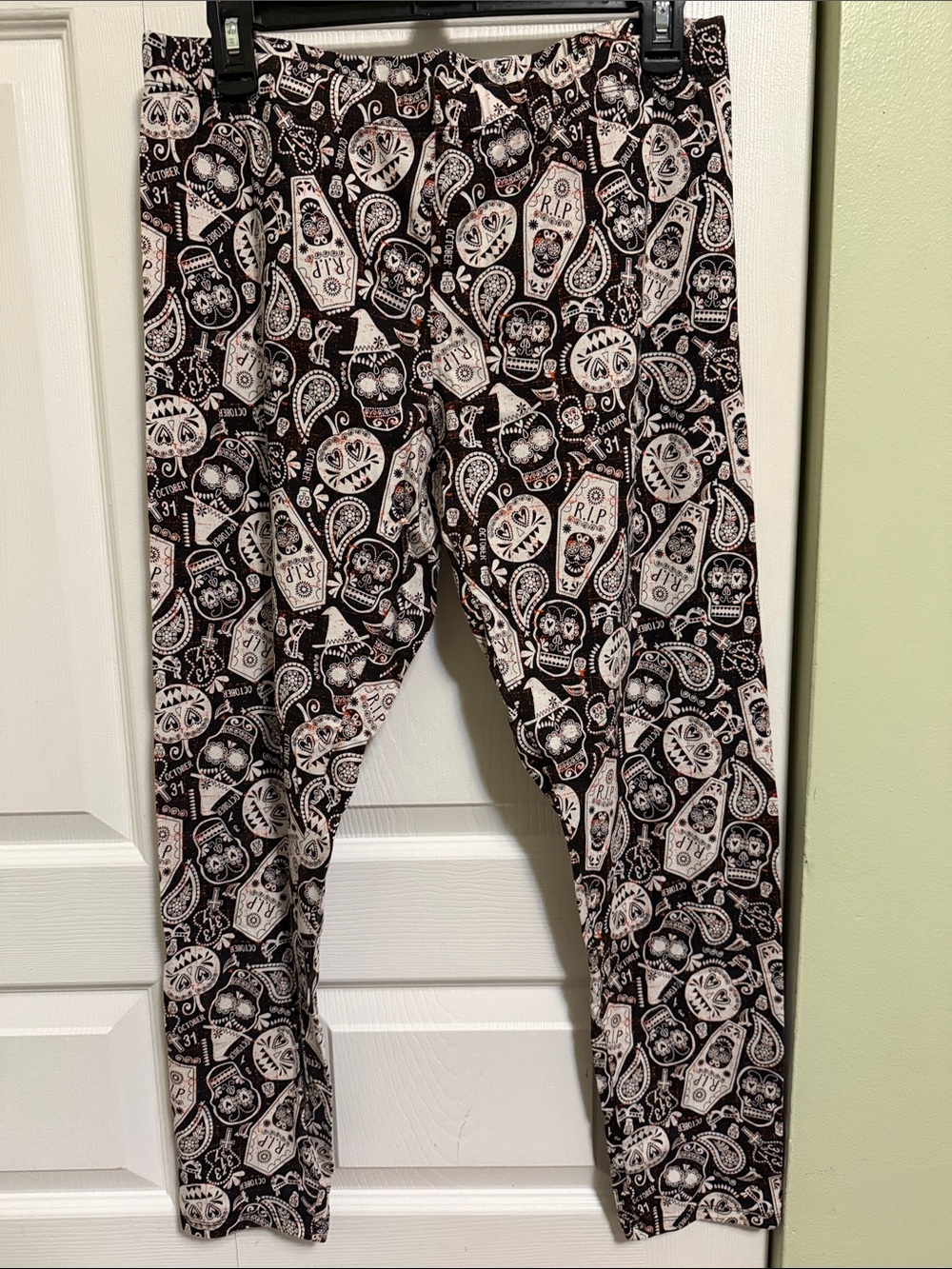 No Boundaries Black & White Sugar Skull Waistband Leggings